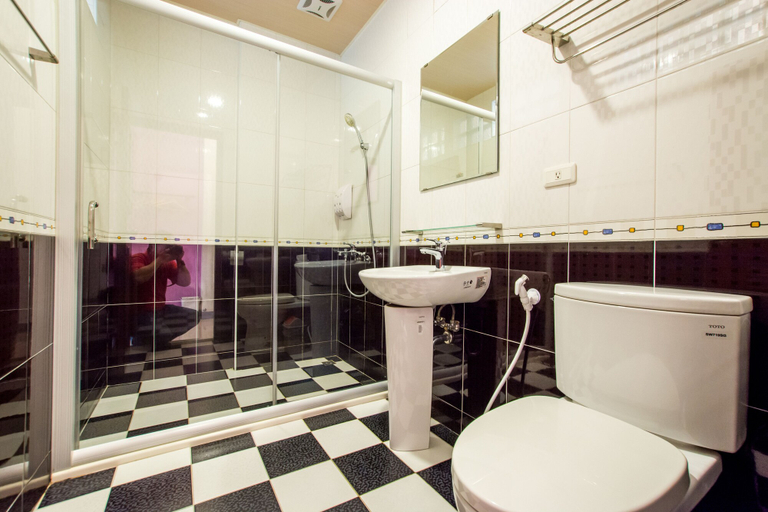 Bathroom 5, Kenting MuChen INN, Pingtung