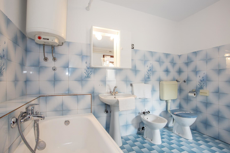 Bathroom 3, Apartment 34, Pula