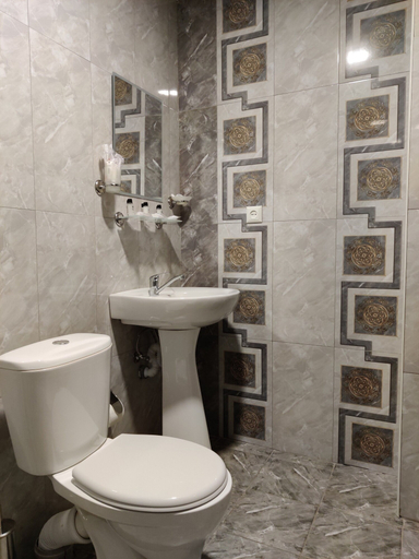 Bathroom 5, Richmind Hotel