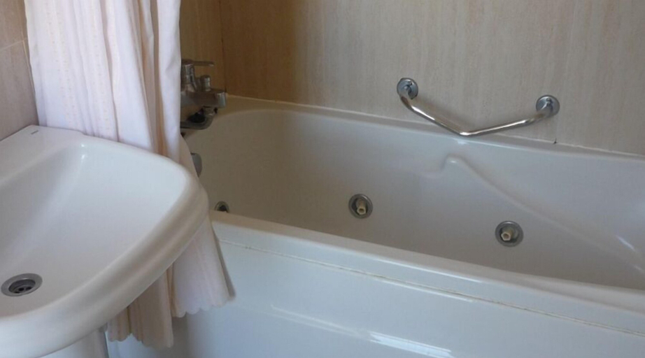 Bathroom 4, Pension De la Hoz, Cantabria