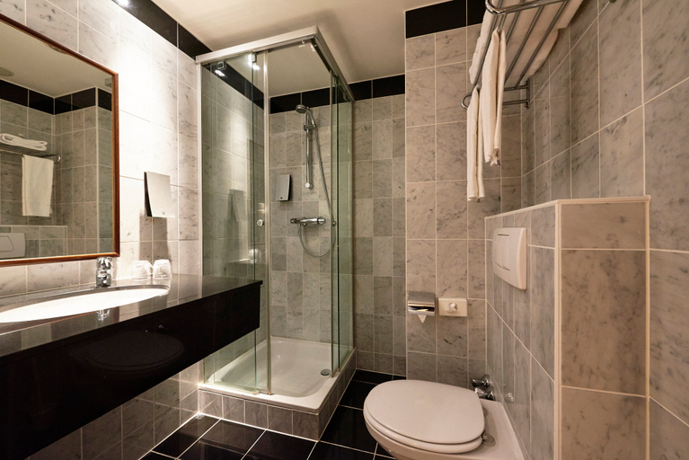 Bathroom 5, Holiday Inn BRUSSELS - SCHUMAN by IHG, Bruxelles
