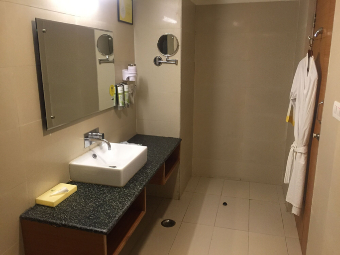 Bathroom 5, Lemon Tree Hotel, Dehradun, Dehradun