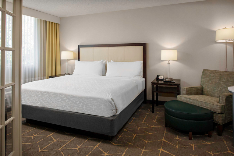 Bedroom 4, Holiday Inn & Suites BOSTON-PEABODY by IHG, Essex