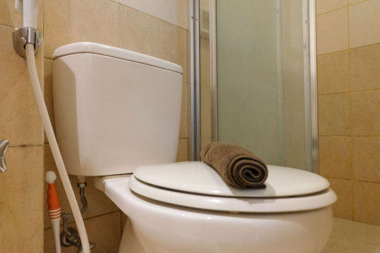 Bathroom 5, Modern Studio at Apartment Grand Setiabudi By Travelio, Bandung