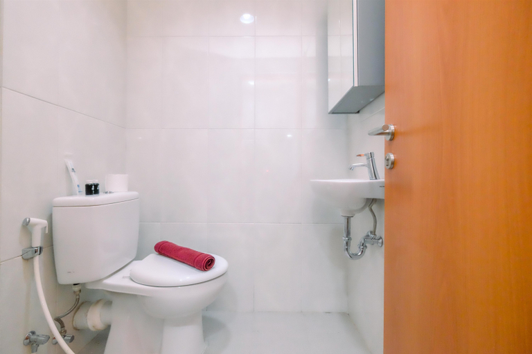 Bathroom 4, Simply Look Studio at Evenciio Margonda Apartment By Travelio, Depok