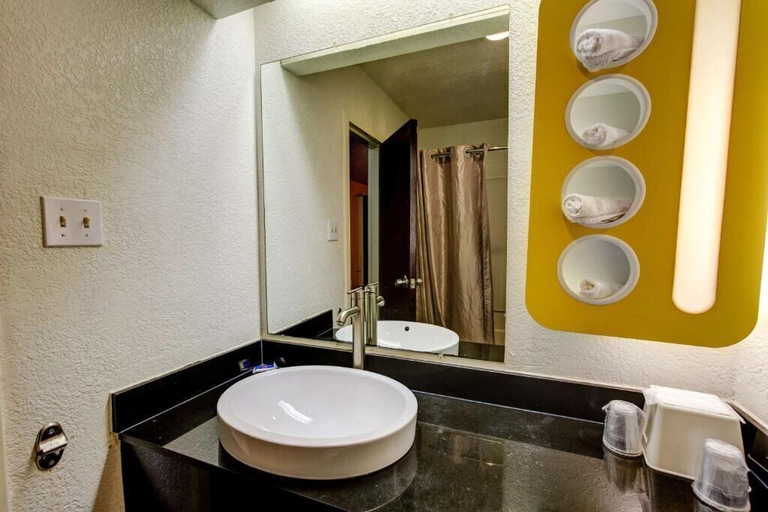 Bathroom 5, Executive Inn & Suites, Houston