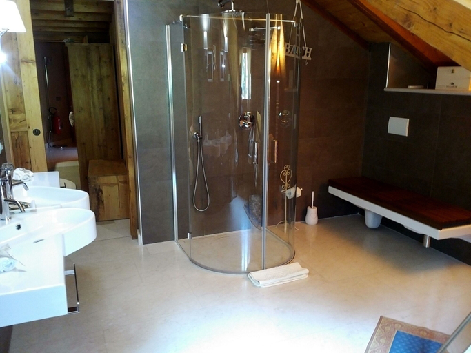 Bathroom 4, Vallarom, Trento