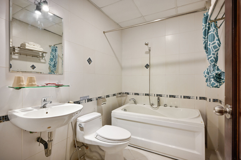 Bathroom 3, The Noble Swan Hotel New World, District 1