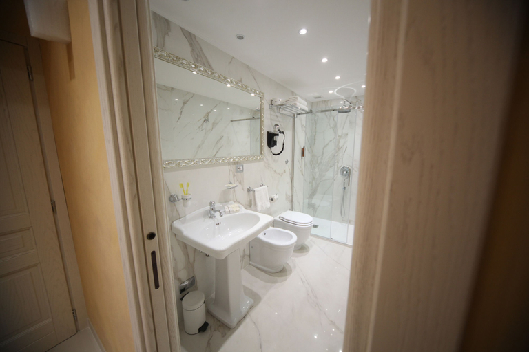 Bathroom 5, Maison Tritone, Rome