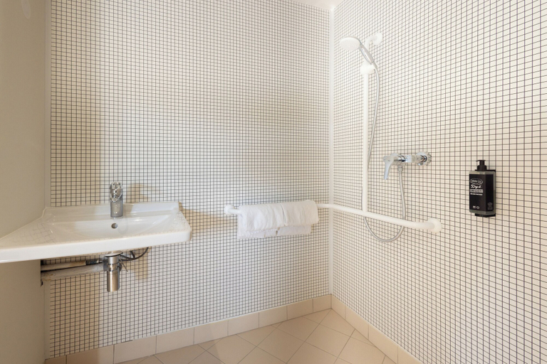 Bathroom 5, ibis budget Nanterre La Defense, Hauts-de-Seine