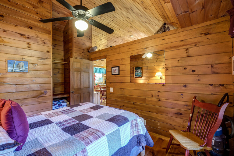Bedroom 3, Cobb Creek Cabins, Cherokee