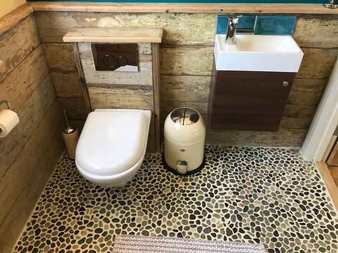 Bathroom 4, Studio 7 Apartment, Cornwall