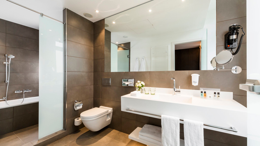 Bathroom 4, Holiday Inn DRESDEN - AM ZWINGER by IHG, Dresden