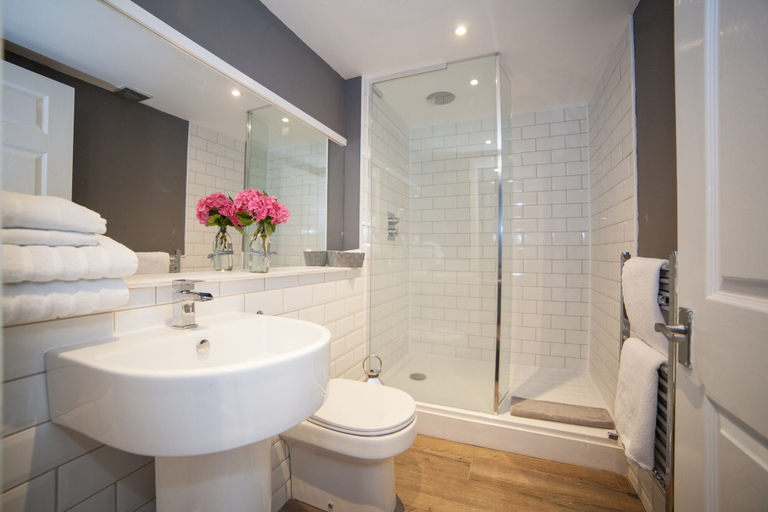 Bathroom 4, The Crown & Kitchen, East Lothian