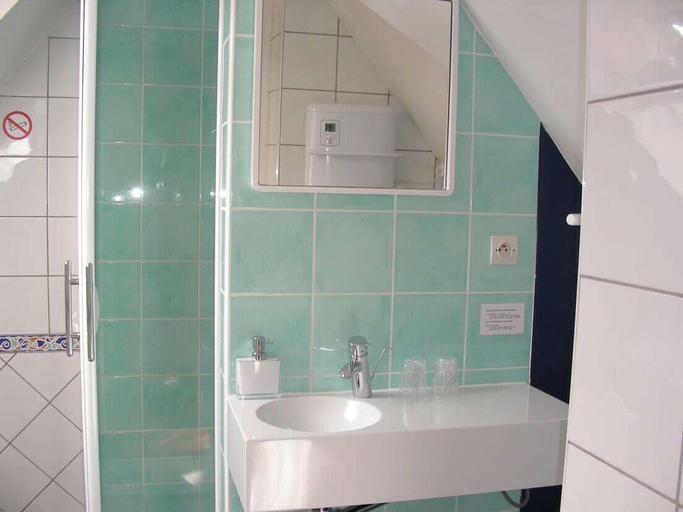 Bathroom 5, A la Maison du Héron, Nord