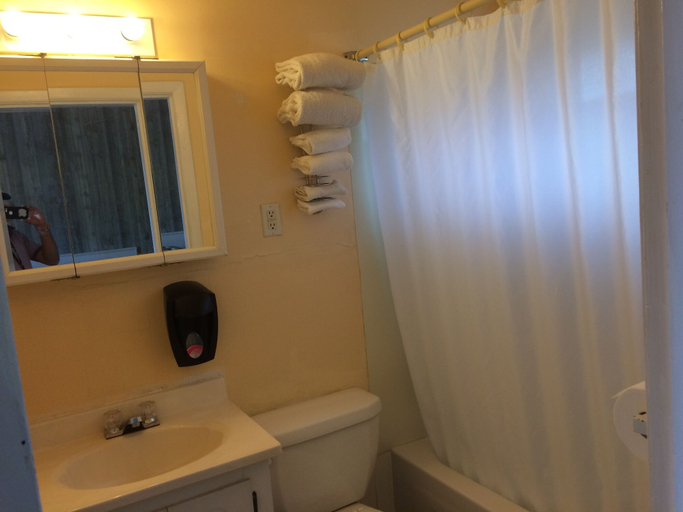 Bathroom 5, Road Runner Motel, Thompson-Nicola