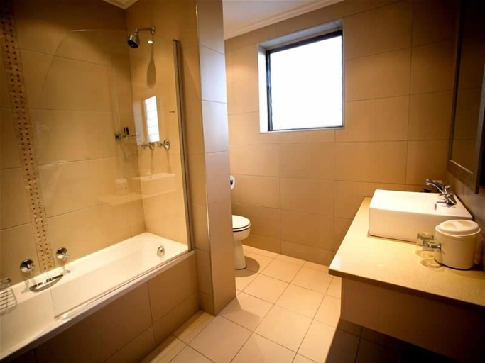 Bathroom 5, President Hotel & Conference Venue, Mangaung