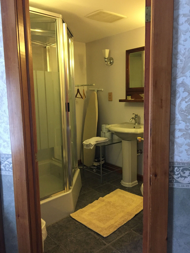 Bathroom 3, Black Lantern Inn, Franklin