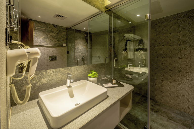 Bathroom 5, Olive Hotel MG Road Dunsvirk Inn by Embassy Group, Bangalore