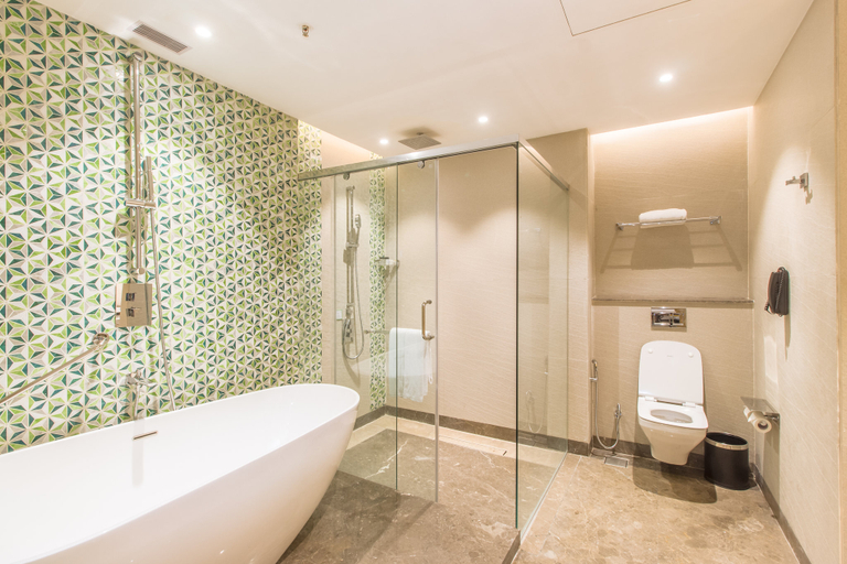 Bathroom 5, Holiday Inn CHANDIGARH ZIRAKPUR by IHG, Sahibzada Ajit Singh Nagar
