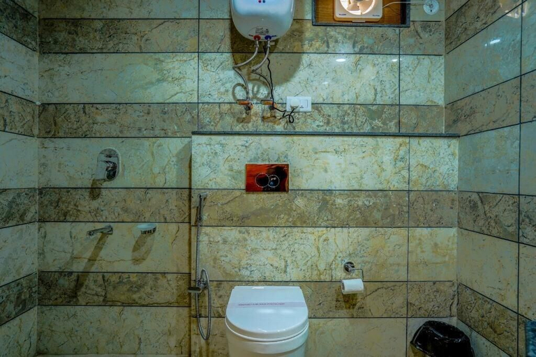 Bathroom 3, Ashapuri Village Manali - A Luxury Resort & Cottages, Kullu