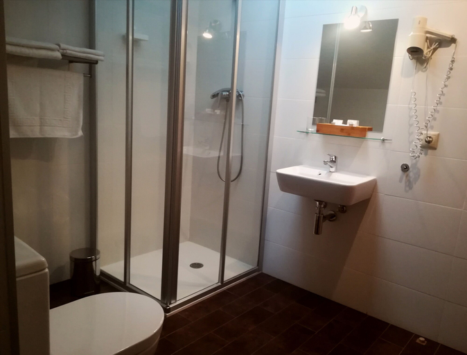 Bathroom 3, Hotel Dabeleira, Asturias