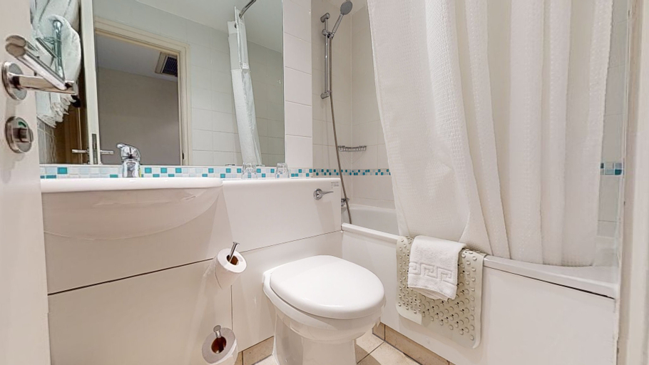 Bathroom 4, Holiday Inn CARDIFF CITY CENTRE by IHG, Cardiff