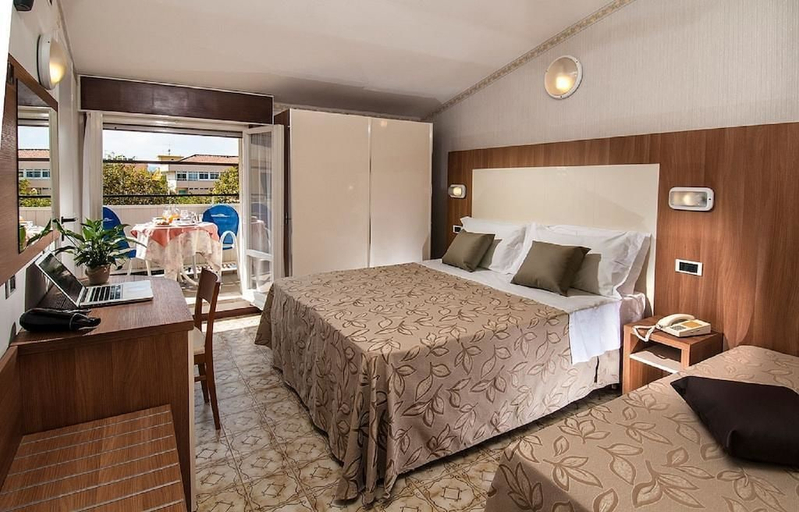 Bedroom 3, Hotel Lina, Rimini