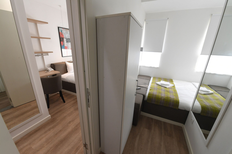 Bedroom 2, Hotel Belgrade Inn, Belgrade