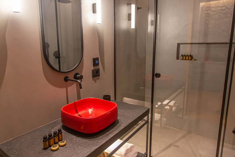 Bathroom 3, Melesin Distillery, Kolonjës