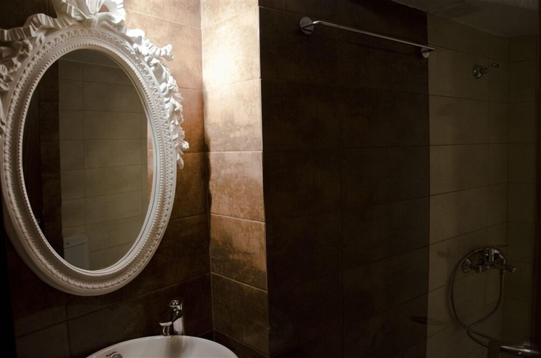 Bathroom 5, Lida Mary, North Aegean