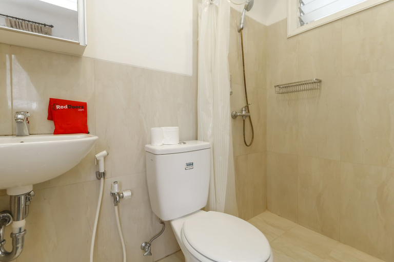 Bathroom 4, RedDoorz Plus @ Tendean, South Jakarta