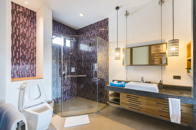 Bathroom 10