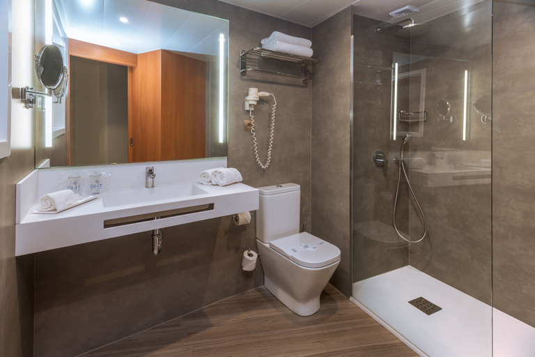 Bathroom 5, Hotel GHT Aquarium & Spa, Girona