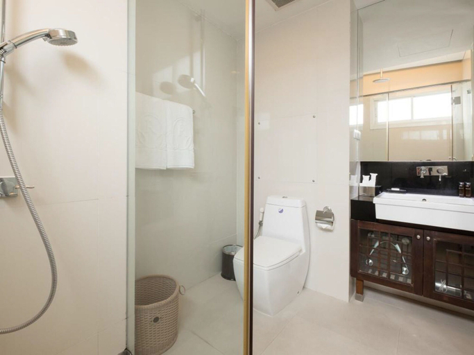 Bathroom 5, Rongratana Executive Residence, Pathum Wan
