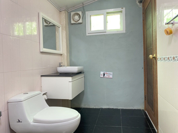 Bathroom 3, Riverside Hill Resort & Restaurant, Sai Yok