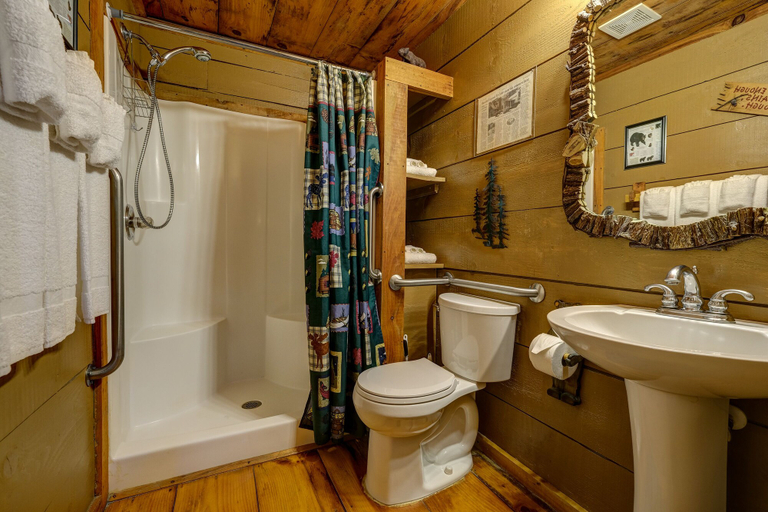 Bathroom 4, Cobb Creek Cabins, Cherokee