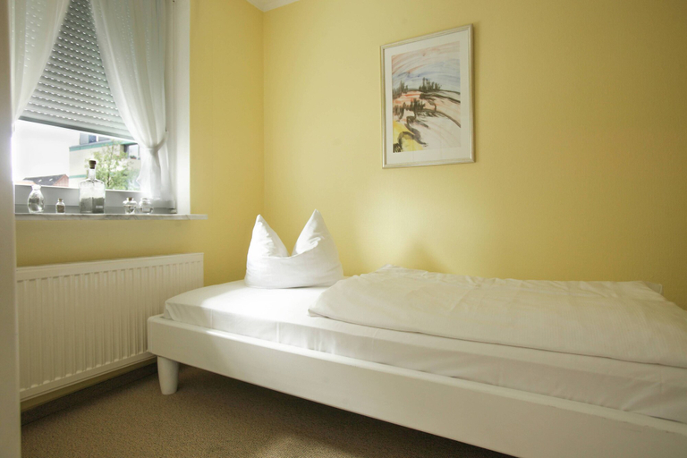 Bedroom 2, Das Sonnenblumenhaus, Ostholstein