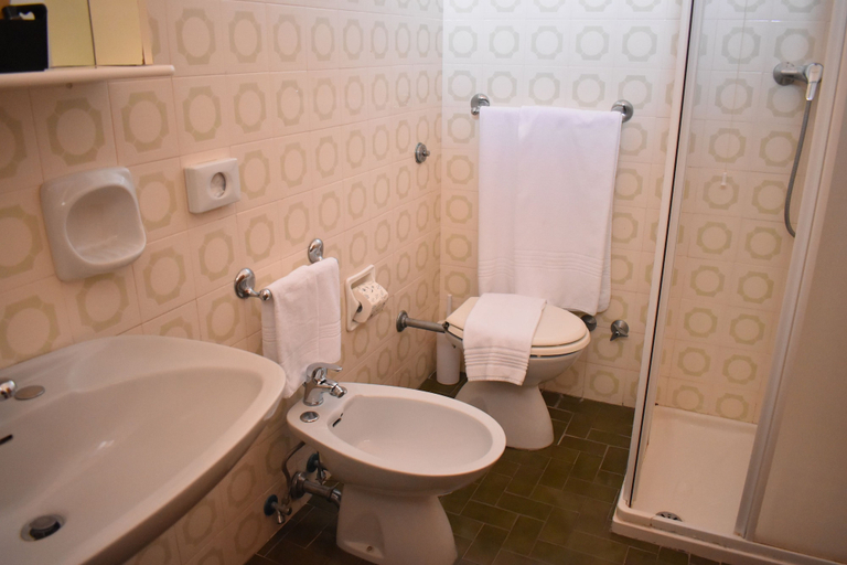 Bathroom 3, Hotel La Silvana, Brindisi