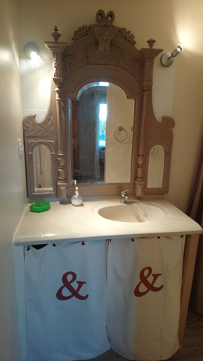 Bathroom 5, L'Esperluette, Gard