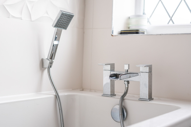 Bathroom 4, Contemporary Bright House 20 Min To Manc, Stockport