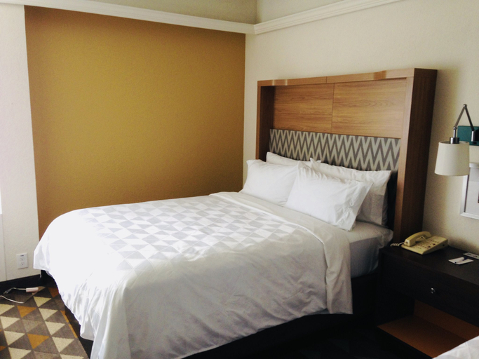 Bedroom 3, Holiday Inn & Suites PITTSFIELD-BERKSHIRES by IHG, Berkshire