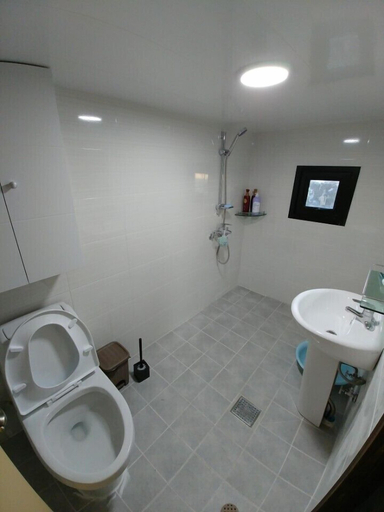 Bathroom 4, Baettorong Hado, Jeju