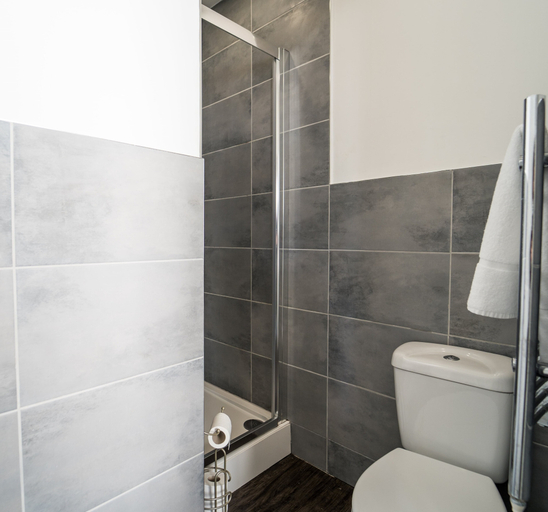 Bathroom 4, 1 Elliot Terrace, Plymouth