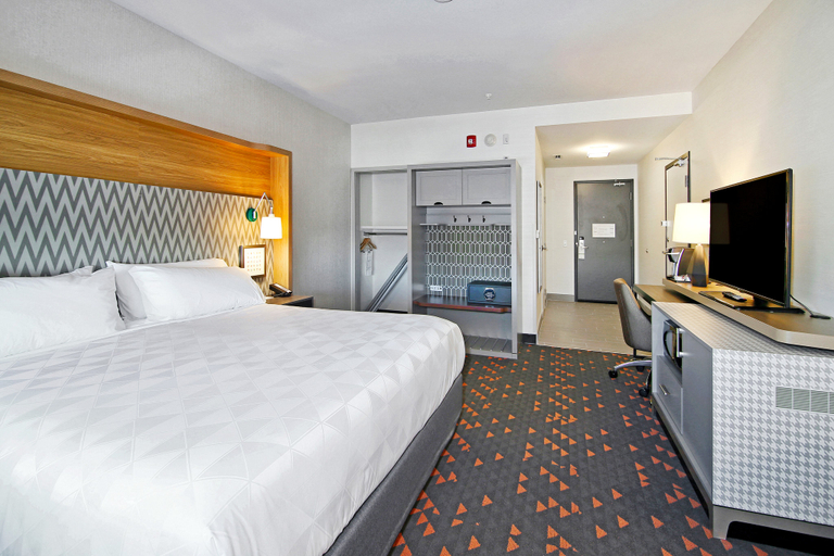 Bedroom 5, Holiday Inn & Suites CALGARY AIRPORT NORTH by IHG, Division No. 6
