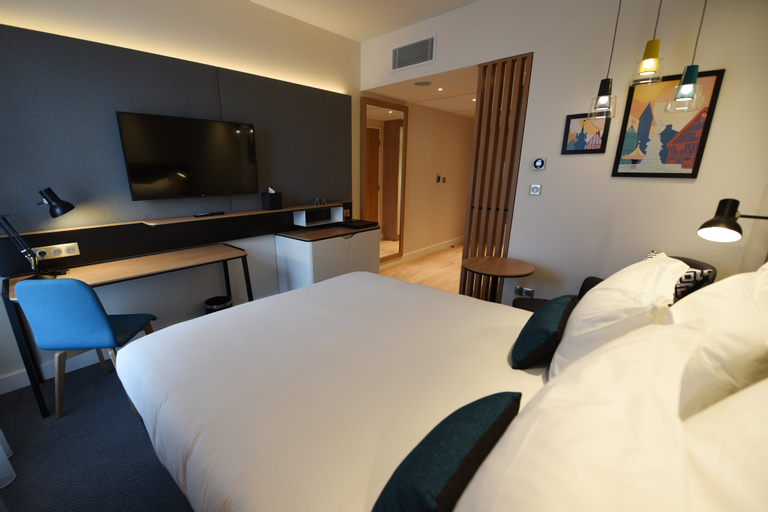 Holiday Inn Dijon Sud Longvic by IHG - Tap to explore photos