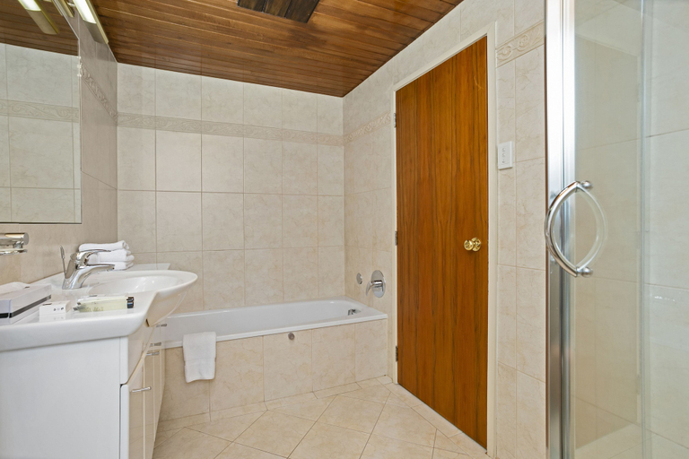 Bathroom 5, Waitakere Resort & Spa, Waitakere