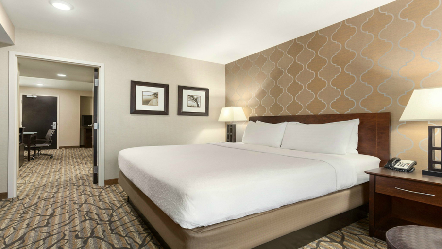Bedroom 5, Holiday Inn & Suites WILLIAMSBURG-HISTORIC GATEWAY by IHG, York