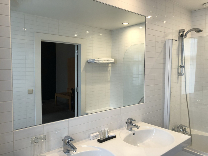 Bathroom 3, Hof van Aragon, Antwerpen