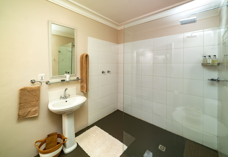 Bathroom 4, Grosvenor House, Harare